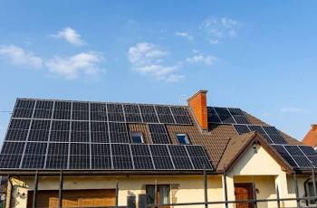 Sistem fotovoltaic 6 kWp instalat pe casa cu acoperis brun