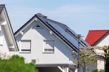 Sistem fotovoltaic 12 kWp pe casa moderna alba