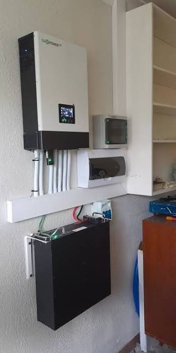 Invertor LuxPower cu baterie si tablou electric